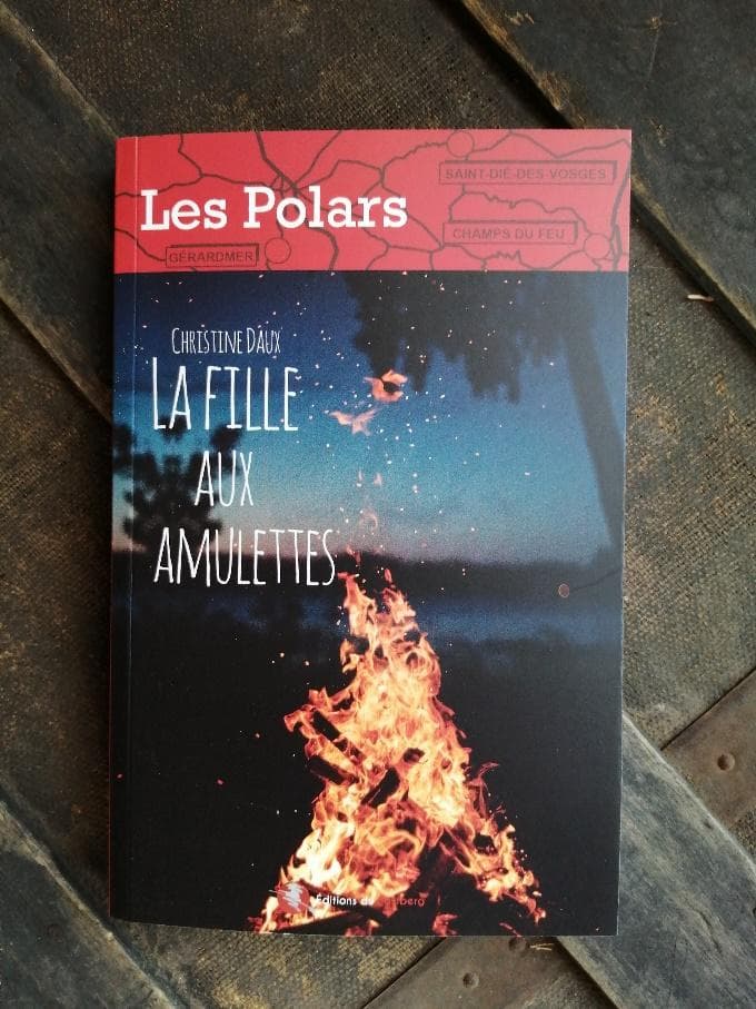 La Fille aux Amulettes - face Couverture du livre "La Fille aux Amulettes"